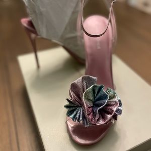 *New* Gorgeous Heel!!!!